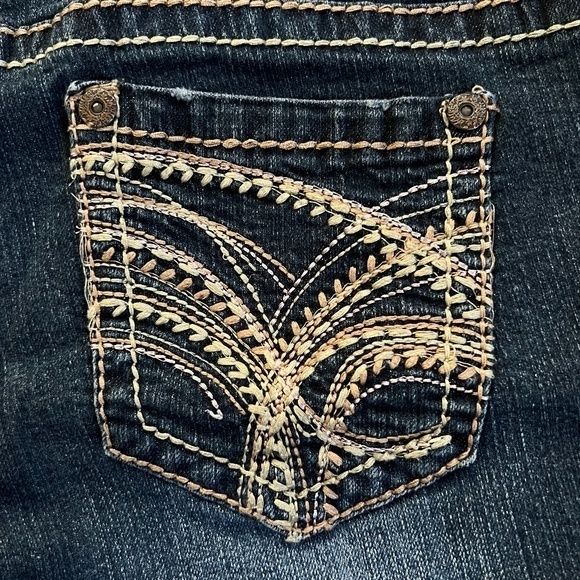Maurices Distressed Embroidered Jean Shorts Sz. 7/8 - Picture 7 of 11